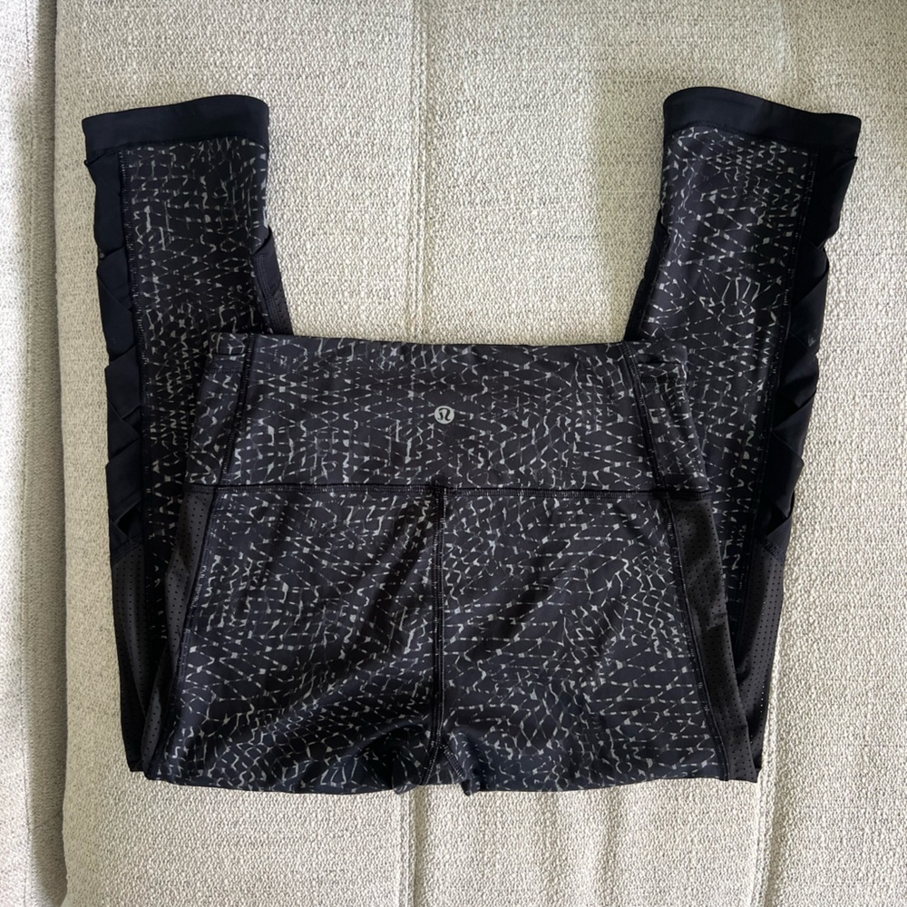 Gently used - Lululemon Var-City Crop Criss Cross Leggings